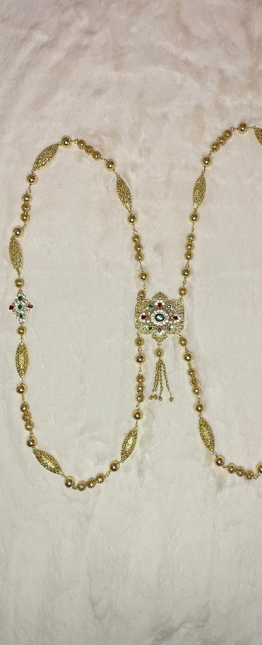 Bijoux de dos doré avec pendentif central et ornement coloré